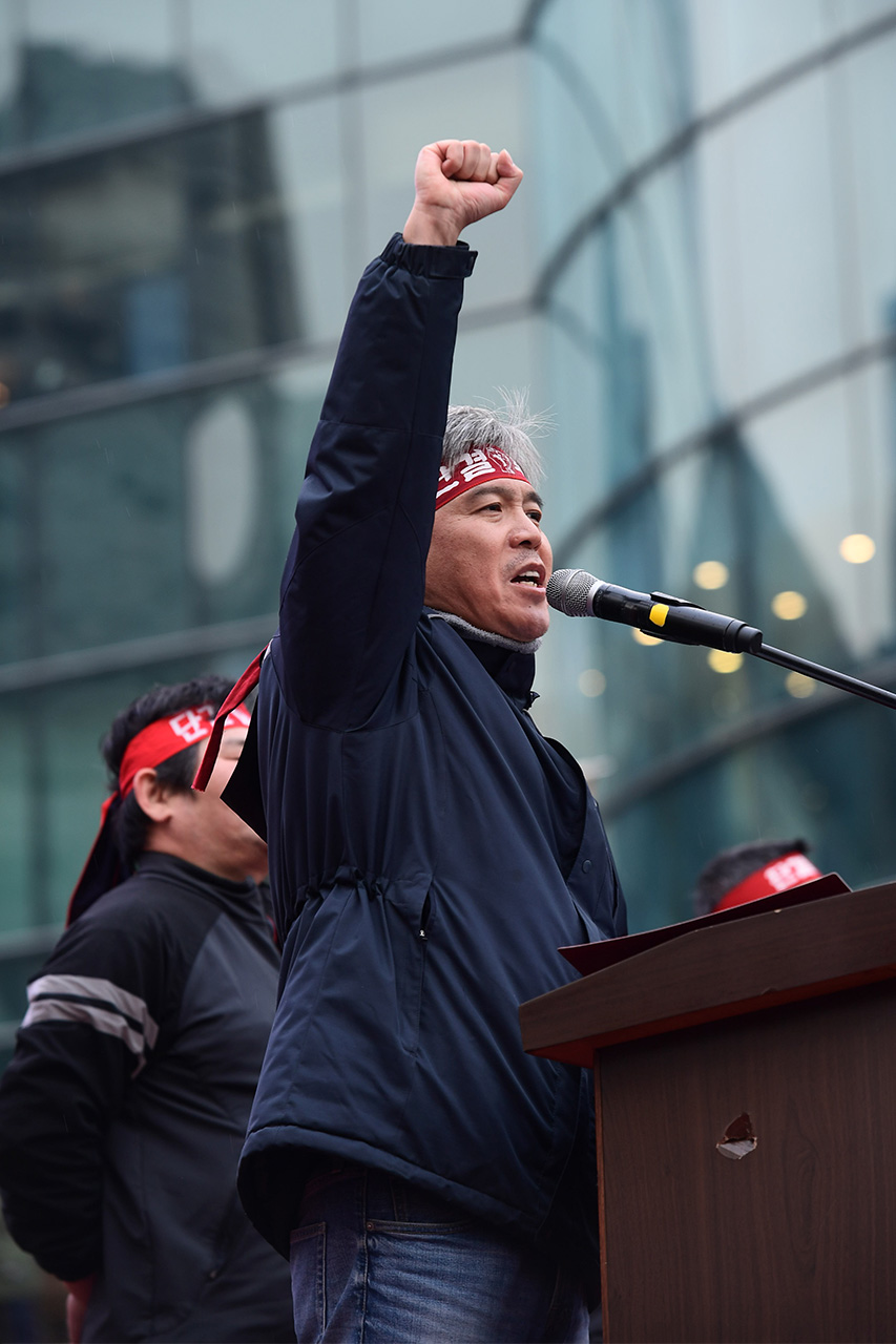 전국공공운수노조 전국철도노동조합 노조원 등 8000여명은 2일 오후 서울역 광장에서 '위헌？불법 성과 퇴출제 무효! 철도？공공파업 승리! 박근혜 하야! 공공운수노조 총파업 총력투쟁대회'를 개최하고 "공공기관 성과퇴출제 중단과 박근혜 정권 하야"를 요구했다.