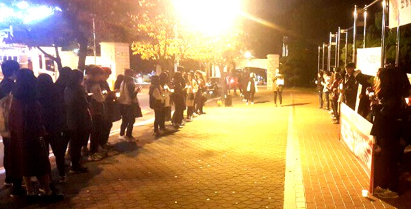 2일 저녁 창원대 정문에는 학생 50여명이 촛불모임을 갖고 '박근혜 퇴진'을 촉구했다.