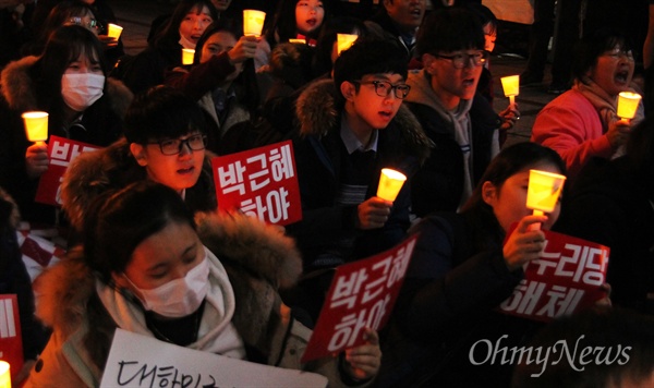  '내려와라 박근혜 대전시민 촛불행동' 2일째 집회가 2일 밤 대전 서구 둔산동 갤러리아타임월드 앞에서 개최됐다. 이날 집회에는 700여명의 시민들이 참석했으며, 절반 가량이 중고생들이었다. 이들은 '박근혜는 하야하라', '새누리당 해체하라', '최순실을 구속하라'는 구호를 외치며 거리행진을 벌였다.