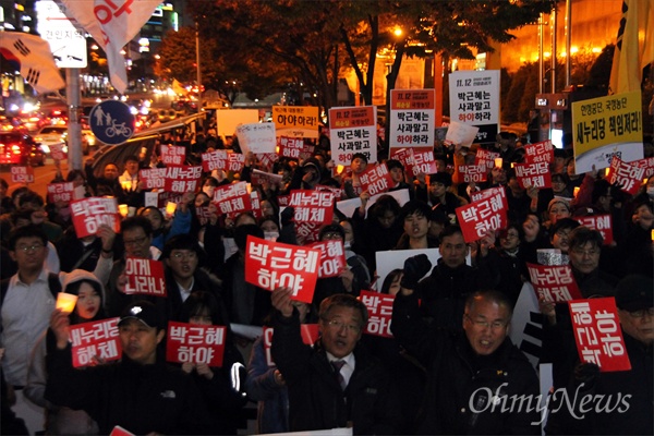  '내려와라 박근혜 대전시민 촛불행동' 2일째 집회가 2일 밤 대전 서구 둔산동 갤러리아타임월드 앞에서 개최됐다. 이날 집회에는 700여명의 시민들이 참석했으며, 절반 가량이 중고생들이었다. 이들은 '박근혜는 하야하라', '새누리당 해체하라', '최순실을 구속하라'는 구호를 외치며 거리행진을 벌였다.