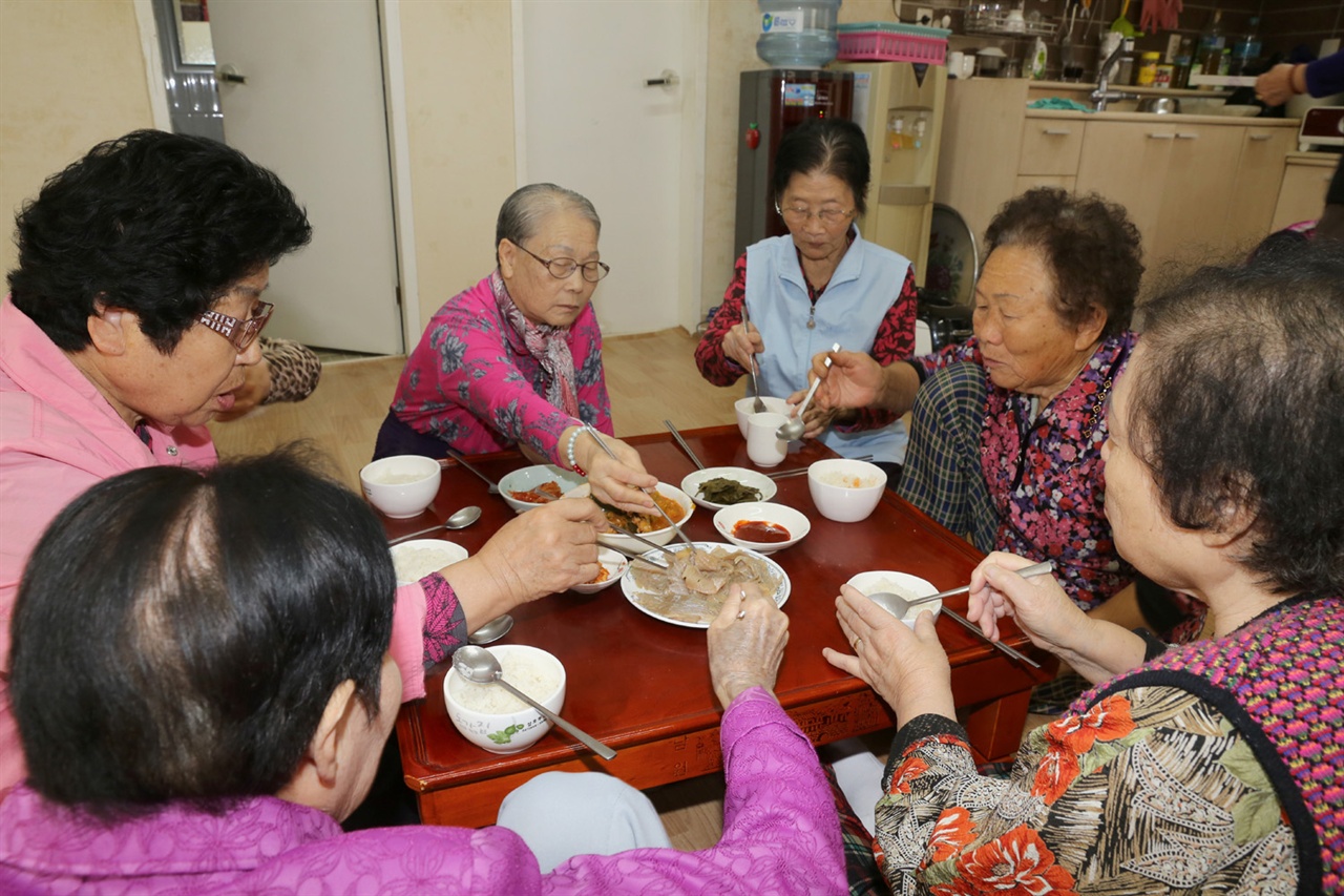 치매예방 프로그램이 끝나고 어르신들이 한데 모여 점심식사를 하고 있다. 지난 10월 27일 전남 무안의 회룡경로당 풍경이다.