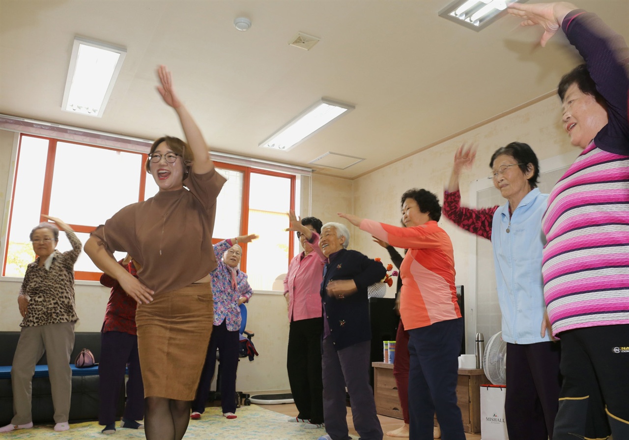 어르신들이 다 함께 일어서서 춤을 추고 있다. 지난 10월 27일 치매예방 프로그램이 운영되고 있는 무안 회룡경로당에서다.