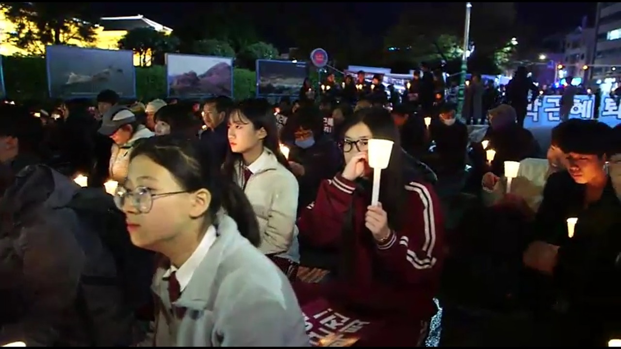 2일 저녁 여수시청 앞 광장에서 여수시민비상시국회의 촛불집회에 참가한 학생들의 모습