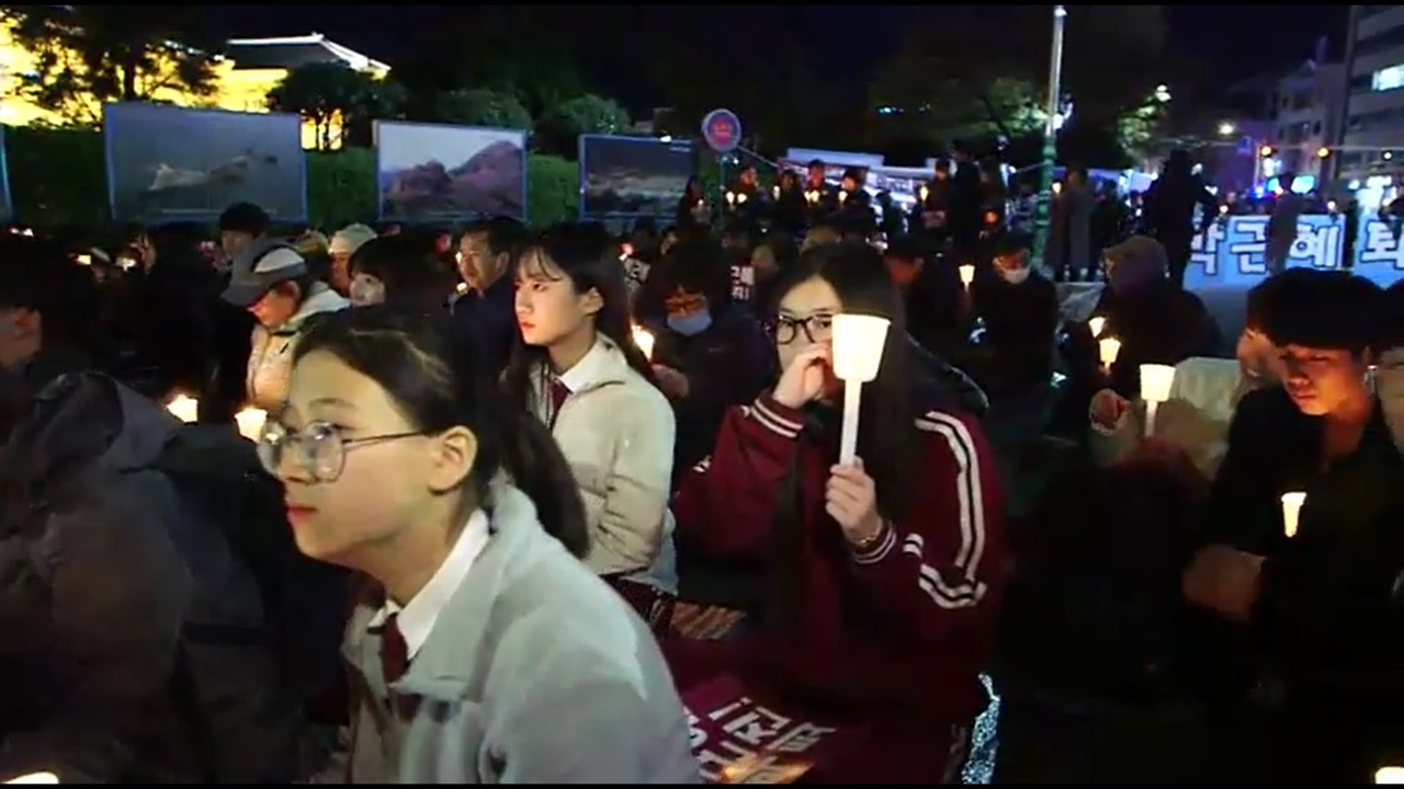  2일 저녁 여수시청 앞 광장에서 여수시민비상시국회의 촛불집회에 참가한 학생들의 모습