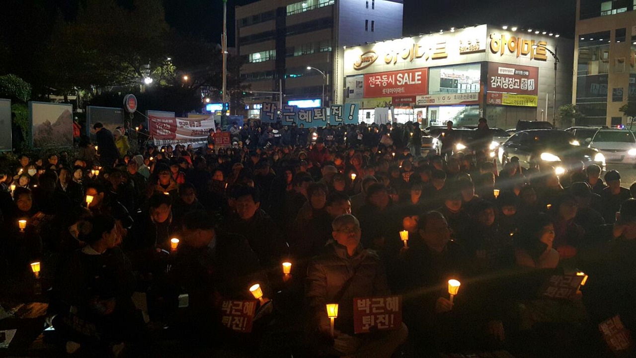 2일 저녁 여수시청 앞 광장에서 여수시민비상시국회의 촛불집회에 시민들이 촛불을 들고 박근혜 퇴진을 외치고 있다.