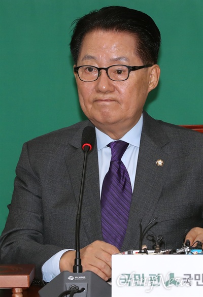 국민의당 박지원 비상대책위원장이 3일 오전 국회에서 열린 원내대책회의에 굳은 표정으로 참석하고 있다. 