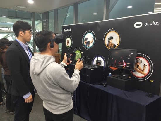 페이스북과 삼성 오큘러스 VR 체험 부스에서 한 시민이 게임을 즐기고 있다. ⓒ 최효정