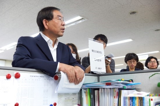  박원순 서울시장이 메르스 사태 이후 시민들과 소통하는 모습. ⓒ flicker