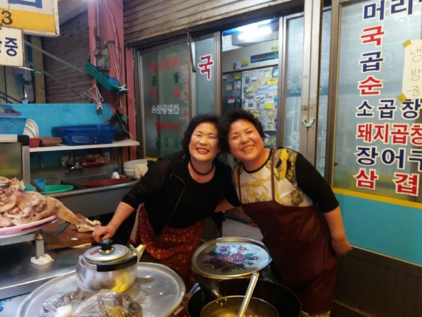 자주 들락거리다 보니 시장 아줌마들을 ‘이모’라고 부르게 되었어요. 이모들의 푸짐한 웃음만큼이나 시장 경기도 푸짐해졌으면 좋겠어요.