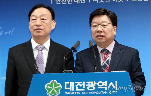 권선택(오른쪽) 대전시장과 설동호 대전교육감이 일년 전인 2016년 11월, 학교무상급식 시행과 관련한 교육행정협의회 합의 결과를 발표하고 있다.