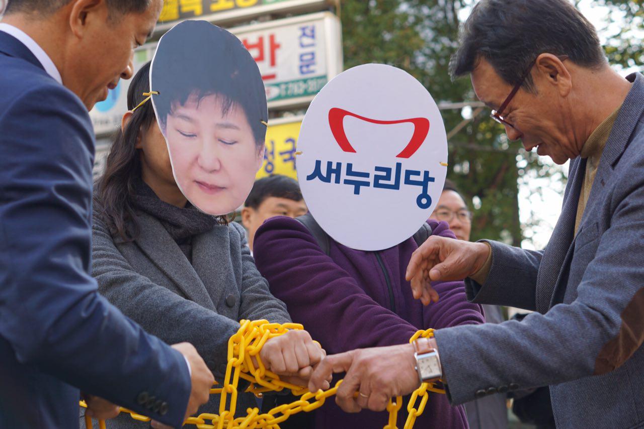 민중의 꿈은 ‘최순실과 함께 감옥으로 갈 이들은 박근혜 대통령, 새누리당’이라며 박대통령과 새누리당 형상의 가면을 쓴 두 사람을 쇠사슬로 묶어 구속하는 퍼포먼스를 진행했다.