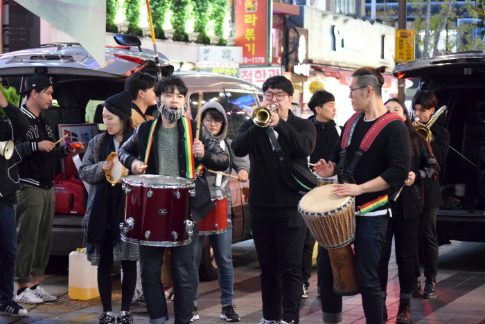 루츠레코드 소속의 음악인들이 행진의 시작을 열어 주었다.