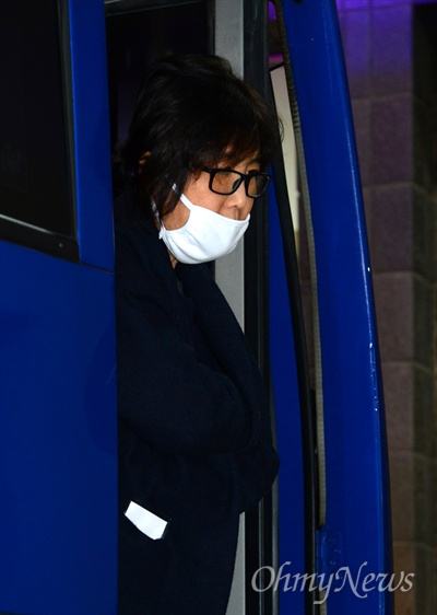 서울구치소에 구속수감된 최순실씨가 4일 오전 검찰조사를 받기위해 서울중앙지검 조사실로 향하고 있다. 