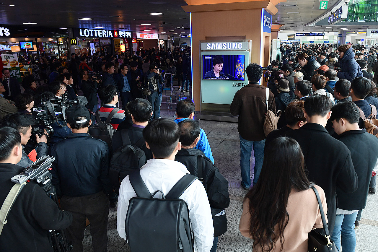 4일 오전 서울역 대합실에서 열차를 기다리던 시민들이 TV를 통해 박근혜 대통령의 '대국민 담화' 모습을 지켜보고 있다.
