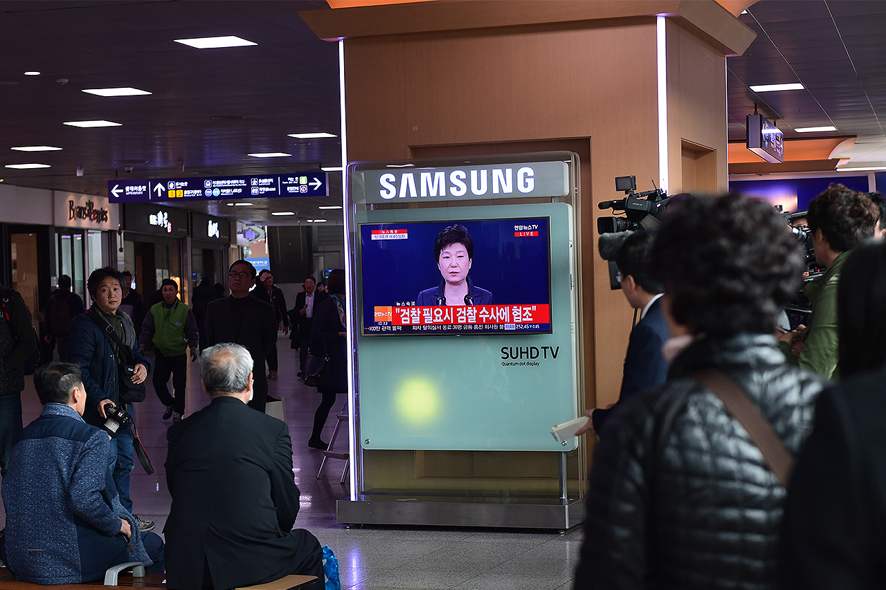 4일 오전 서울역 대합실에서 열차를 기다리던 시민들이 TV를 통해 박근혜 대통령의 '대국민 담화' 모습을 지켜보고 있다.