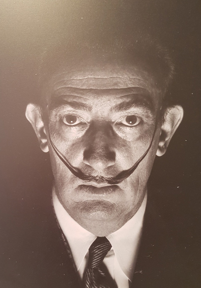 살바도르 달리(Salvador Dali, 1904-1989), 한번 보면 절대 잊히지 않을 모습의 사진들이 그의 박물관 한 벽면을 가득 장식하고 있었다. 