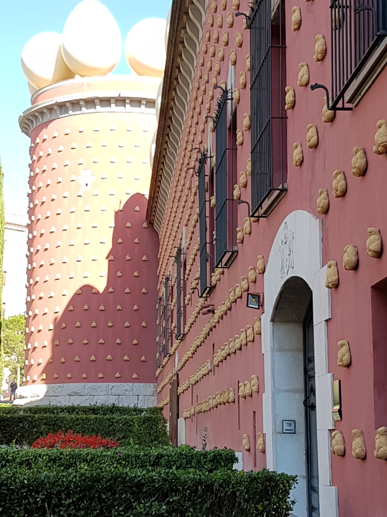 스페인 카탈루냐 지방의 피게라스의 달리 극장 박물관(Teatre Museu Dali) 외벽의 모습. 지붕 위에 달걀 모습의 조형물이 보인다.