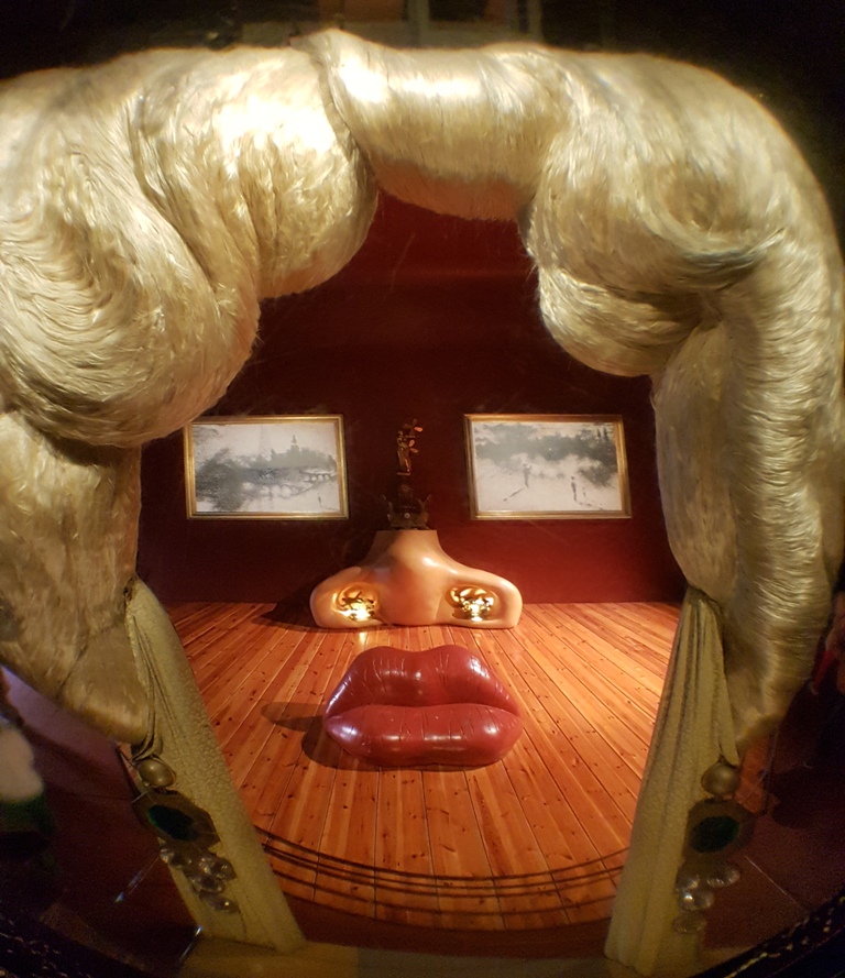 1930년대에 세계적 섹스 심벌이었던 여배우 메이 웨스트의 입술을 본떠 만든 달리의 작품. 이 작품을 사진과 같이 감상하기 위해서는 별도로 설치된 렌즈를 들여다 보아야 한다. 