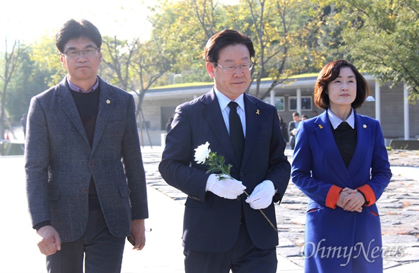  이재명 성남시장이 4일 오후 경남 김해 진영읍 봉하마을을 방문해 고 노무현 전 대통령 묘역을 참배했다.