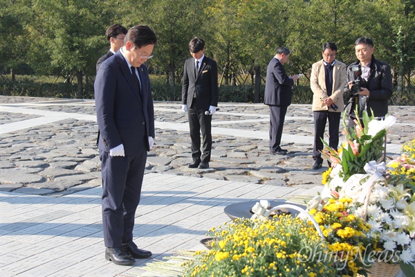 이재명 성남시장이 4일 오후 경남 김해 진영읍 봉하마을을 방문해 고 노무현 전 대통령 묘역을 참배했다.