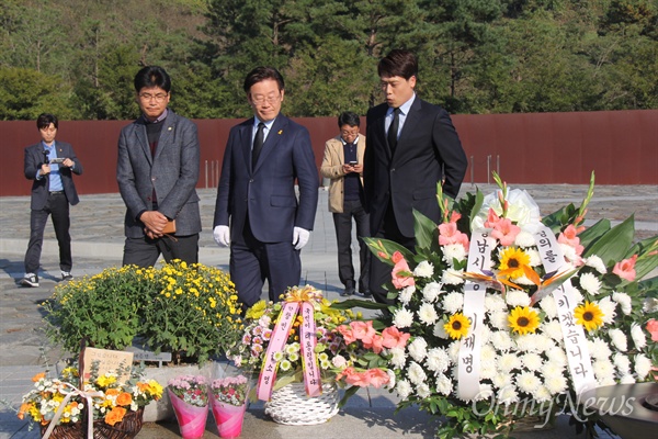  이재명 성남시장이 4일 오후 경남 김해 진영읍 봉하마을을 방문해 고 노무현 전 대통령 묘역을 참배하고 돌아나오고 있다.