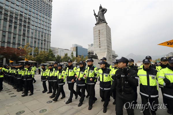 지난 4일 '박근혜 퇴진 문화예술인 시국선언'이 끝나고 집회 참가자들이 '박근혜 하야' 천막을 광장에 설치하자 스크럼을 짠 경찰들이 청와대뱡향을 봉쇄하고 있다.