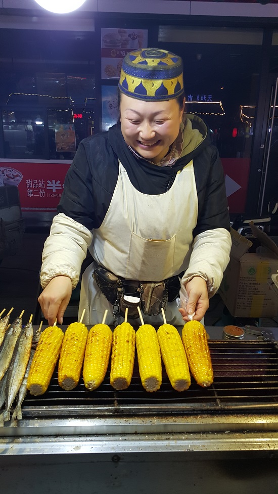 옥수수 파는 마음 좋게 보이는 아주머니