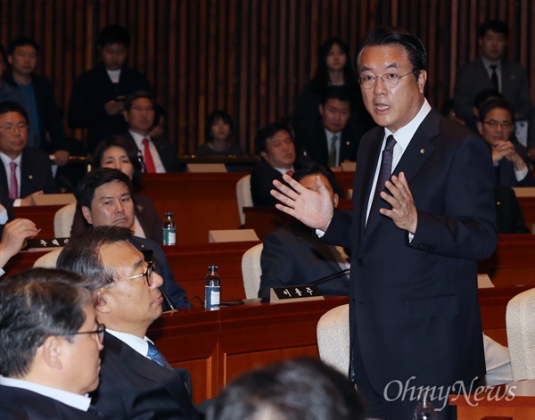 정진석 "비공개로 합시다" 새누리당 정진석 원내대표가 4일 오후 국회에서 열린 의원총회에서 비공개로 진행할 것을 제안하고 있다. 