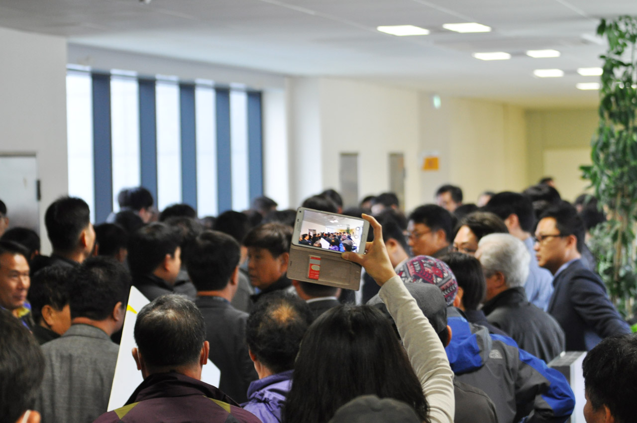  4일 경기광주 오포읍사무소 대회의실 앞 광주시, 한국도로공사, 오포읍 주민, 직동,목동 주민들이 섞여 있는 모습