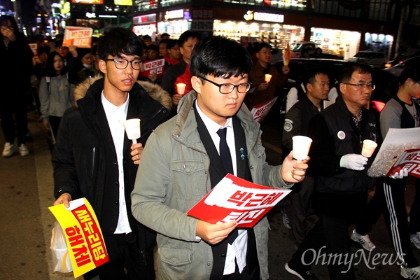  경남시국회의와 민주노총 경남본부는 4일 저녁 창원 상남동 분수광장에서 정우상가 앞에서 거리행진한 뒤 “박근혜 하야, 새누리당 해체, 노동개악 폐기, 경남시국대회”를 열었는데, 많은 고등학생들이 교복을 입고 참석했다. 