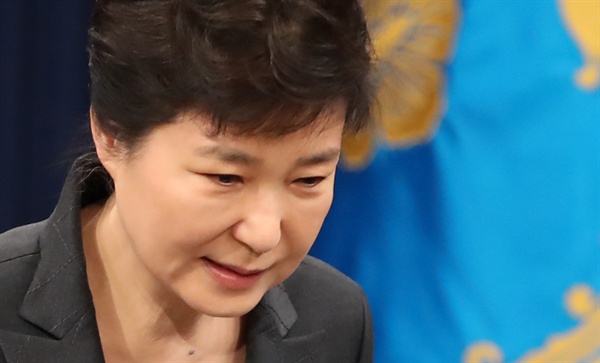 박근혜 대통령이 지난 4일 오전 청와대 춘추관 대브리핑실에서 '최순실 국정개입' 의혹 파문 관련 대국민 담화를 마친 뒤 밖으로 이동하고 있다.