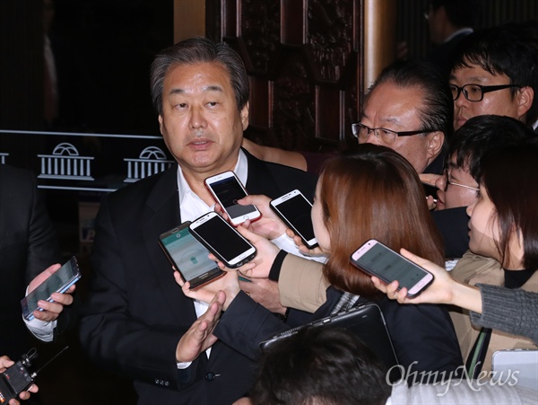 새누리당 김무성 의원이 4일 오후 국회에서 열린 의원총회를 마친 후 굳은 표정으로 회의장을 나서고 있다.