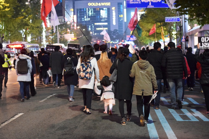 쥬디스 태화 앞 도로를 행진하며 '박근혜 하야'를 외치는 가족