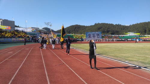 피켓과 깃발에 이어 지역대표,  퍼포먼스 주민들이 대열을 지어 운동장 트랙을 돌아 입장한다.