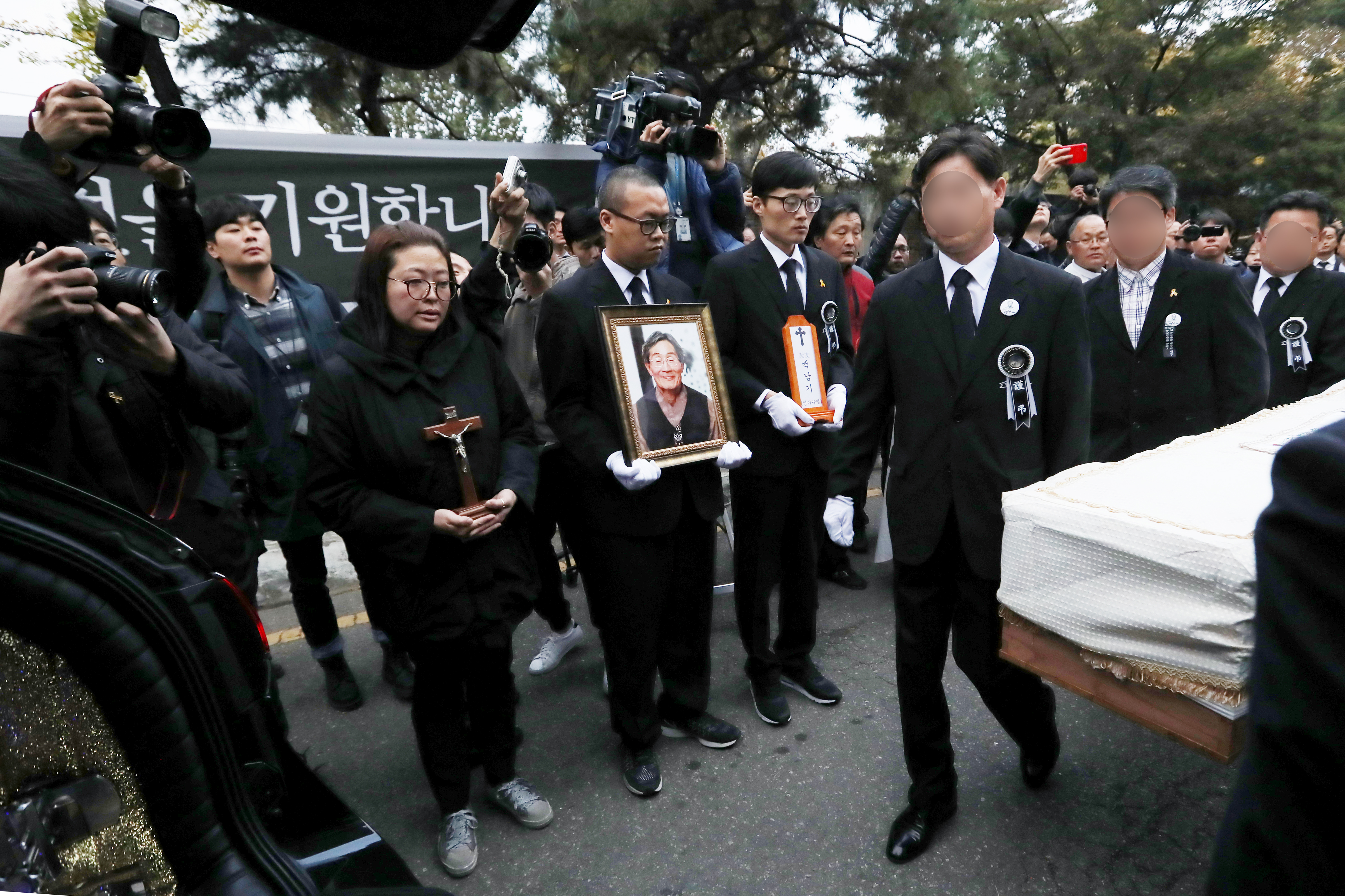 5일 오전 서울 종로구 서울대학교병원 장례식장에서 고 백남기 농민의 발인이 엄수되고 있다.