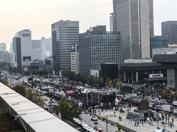 5일 고 백남기 농민 영결식이 열리는 광화문 광장에 백남기 농민의 마지막 길을 배웅하려는 시민들이 운집해 있다.