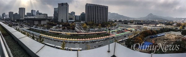  5일 고 백남기 농민 영결식이 열리는 광화문 광장 모습. 사진 왼쪽으로 고 백남기 농민 영결식 무대가 보이고 그 오른쪽으로 주한대사관의날 행사장이 꾸려져 있다. 각 국가별 부스가 설치돼 있는 모습.