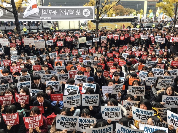 5일 광화문 세종문화회관 앞에서 중고생 연대가 박근혜 대통령 하야 촉구 집회를 열고 있다.