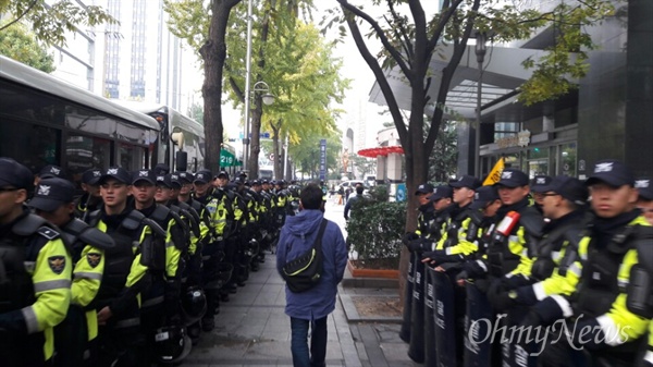  5일 광화문 광장에서 '내려와라 박근혜 2차 범국민행동'이 예정된 가운데 서울시경찰청 주변은 경찰 병력으로 가득하다. 