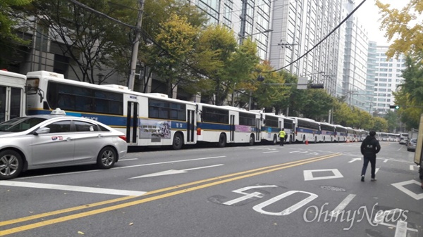  5일 광화문 광장에서 '내려와라 박근혜 2차 범국민행동'이 예정된 가운데 서울시경찰청 주변은 경찰 병력으로 가득하다. 