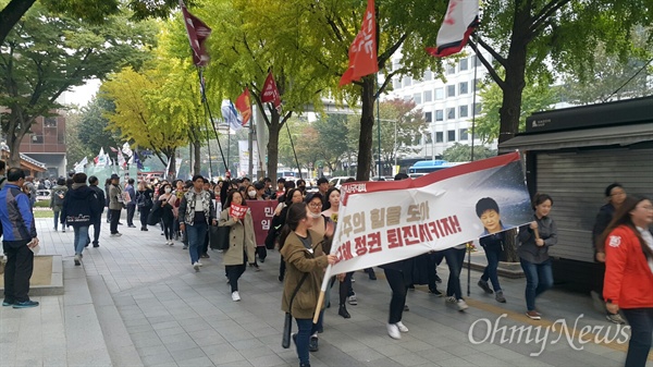  5일 종로에서 광화문 방향으로 전국 동시다발 시국대회를 연 대학생들이 "박근혜 퇴진" 구호를 외치면서 행진 중이다.