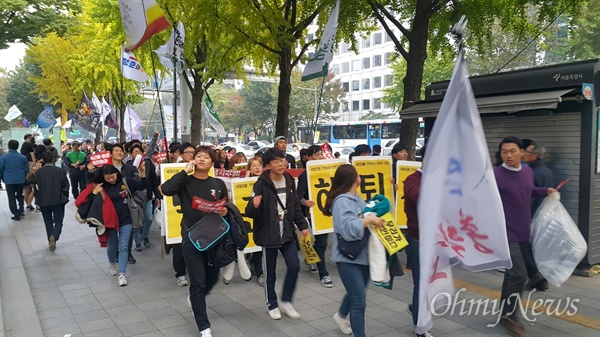  5일 종로에서 광화문 방향으로 전국 동시다발 시국대회를 연 대학생들이 "박근혜 퇴진" 구호를 외치면서 행진 중이다.