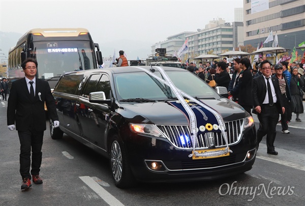 고향 전남 보성으로 향하는 고 백남기 농민 운구차량 고 백남기 농민의 운구차량이 5일 오후 서울 종로구 광화문광장에서 열린 영결식을 마친 뒤 고인의 고향인 전남 보성으로 출발하고 있다.