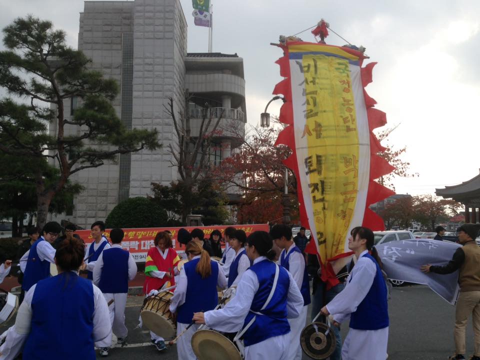  충남 부여에서 '전국대학생 동시다발 시국선언'을 마친 한국전통문화대학교 학생들이 풍물패와 함께 행진을 준비하고 있다