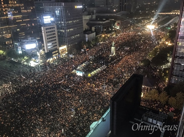  5일 오후 광화문광장에서 '#내려와라_박근혜 2차 범국민대회'에 참여한 수만명의 시민, 학생, 노동자, 농민들이 "박근혜 퇴진하라"를 외치며 행진을 시작했다.