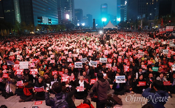 수많은 학생과 시민이 지난 5일 오후 서울 종로구 광화문광장에서 열린 '모이자! 분노하자! #내려와라 박근혜 2차 범국민대회'에 참석해 '최순실 게이트'로 불거진 국정농단을 규탄하며 박근혜 대통령의 하야를 촉구하고 있다.
