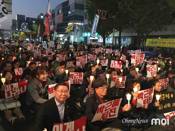 광주시민들이 박근혜 퇴진을 요구하는 집회를 벌이고 있다.