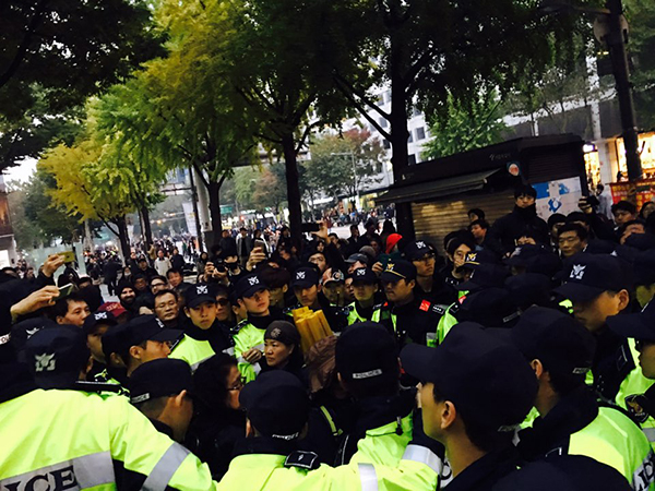 5일 오후 5시30분 광화문광장 인근에서 폭행 시비가 벌어진 가운데 경찰들이 박근혜 지지자들을 에워싸고 있다.