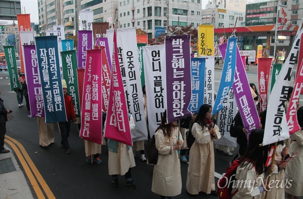  5일 오후 대전 서구 둔산동 갤러리아타임월드 백화점 앞에서 열린 '박근혜 하야 촉구 대전시민 샤우팅대회'에 2500여명의 시민들이 참석했다.