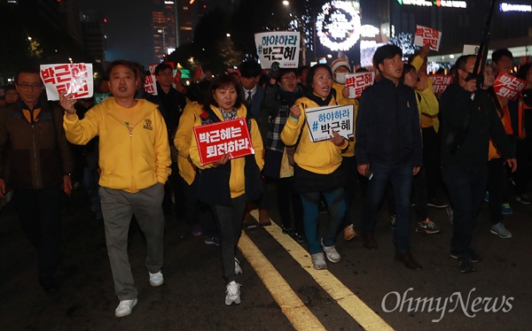 세월호참사 유가족 "박근혜 퇴진하라" 세월호참사 유가족과 시민이 지난 5일 오후 서울 종로구 광화문광장에서 '모이자! 분노하자! #내려와라 박근혜 2차 범국민대회'를 마친 뒤 '최순실 게이트'로 불거진 국정농단 규탄과 박근혜 대통령의 하야를 촉구하며 거리행진을 벌이고 있다.